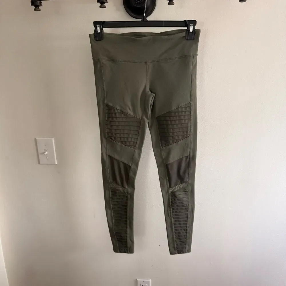 Alo Yoga High-Waist Moto Legging olive green colorway Jungle Glossy Motto Small